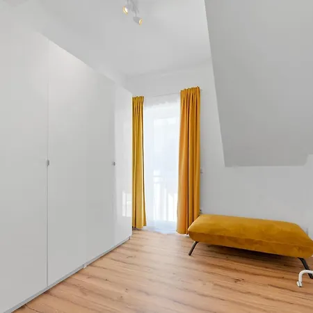Apartment Goldenhome - Comfy&big - Footballtable - Barbecueterrace - Naehe Autobahn, Therme, Stadion *