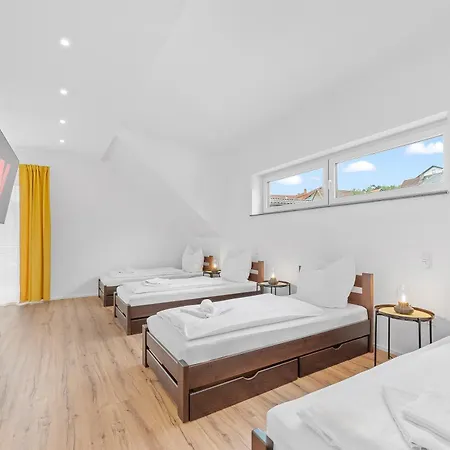 Apartment Goldenhome - Comfy&big - Footballtable - Barbecueterrace - Naehe Autobahn, Therme, Stadion *