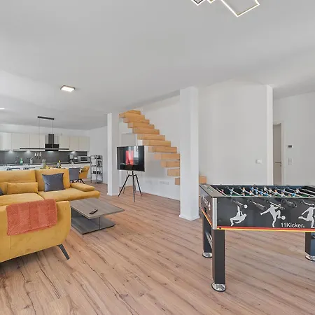Goldenhome - Comfy&big - Footballtable - Barbecueterrace - Naehe Autobahn, Therme, Stadion Apartment *